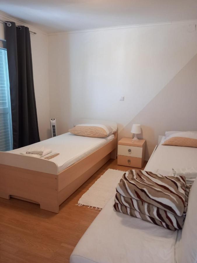 شقة Apartman Nika Ražanac المظهر الخارجي الصورة