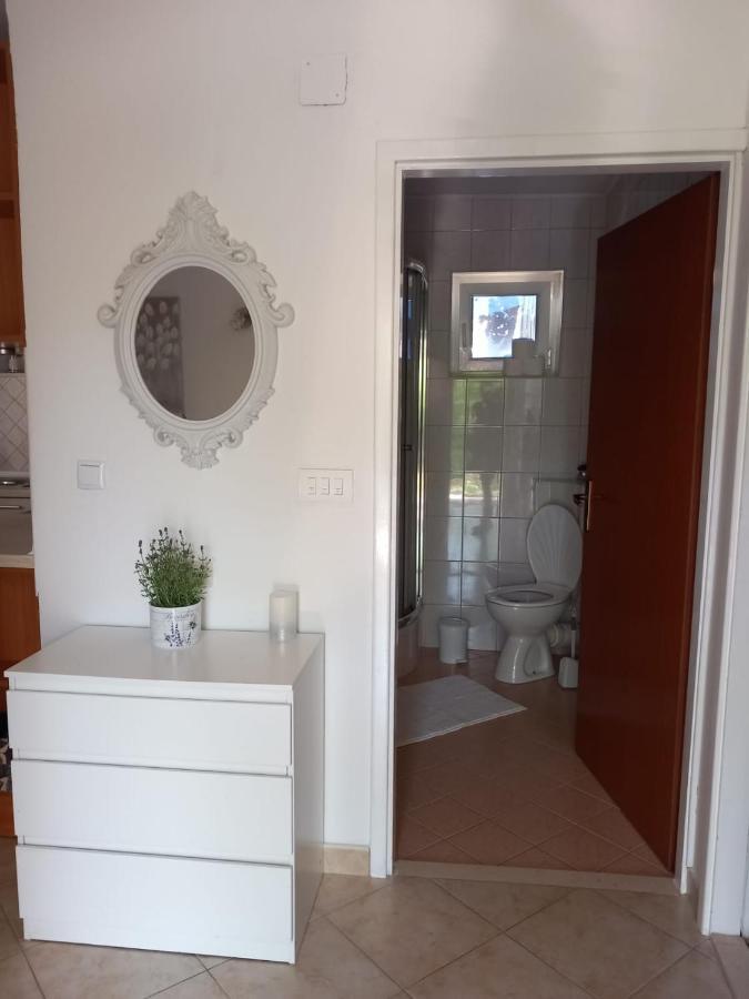 شقة Apartman Nika Ražanac المظهر الخارجي الصورة